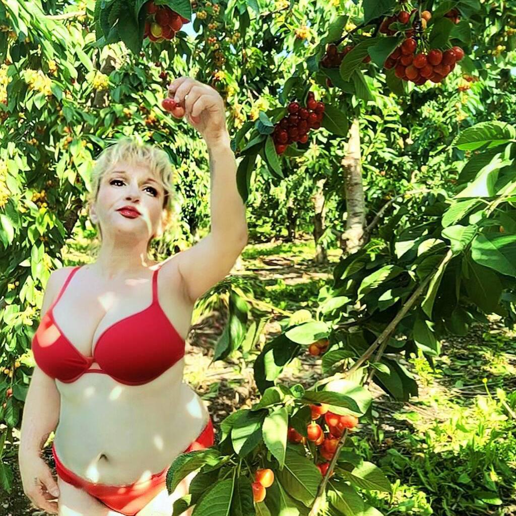 
                        ᴹⁱˢˢ Bee
                     is Female Escorts. | Kelowna | British Columbia | Canada | canadapleasure.com 