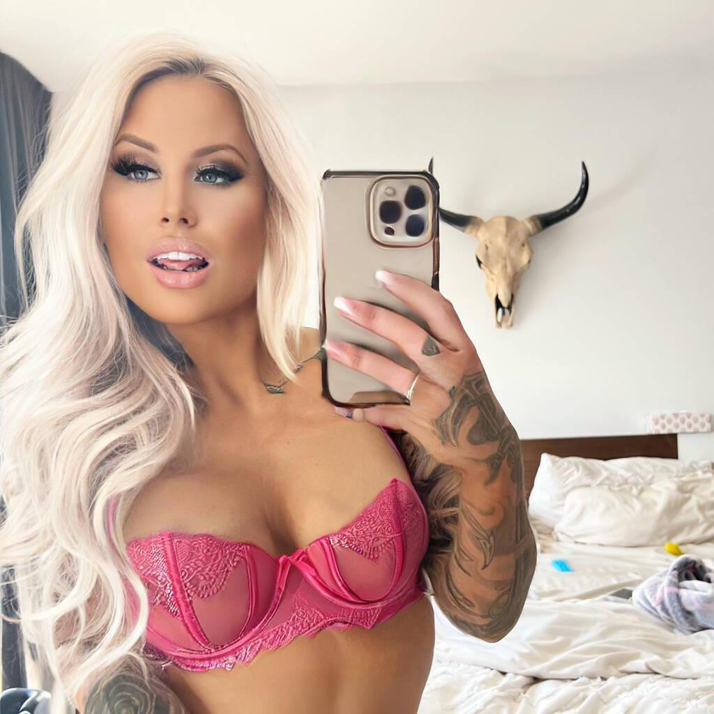 
                        Ellouux
                     is Female Escorts. | Toronto | Ontario | Canada | canadapleasure.com 