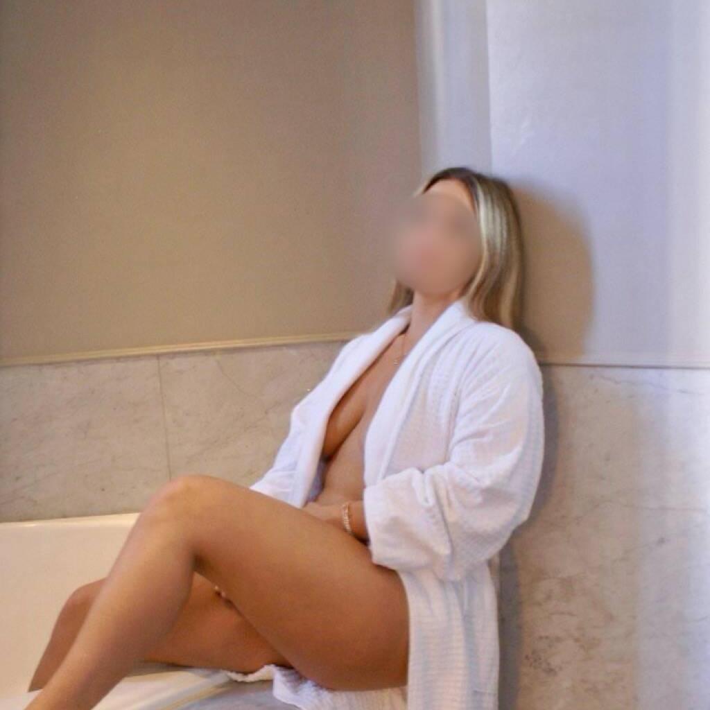
                        Christina xo
                     is Female Escorts. | Winnipeg | Manitoba | Canada | canadapleasure.com 