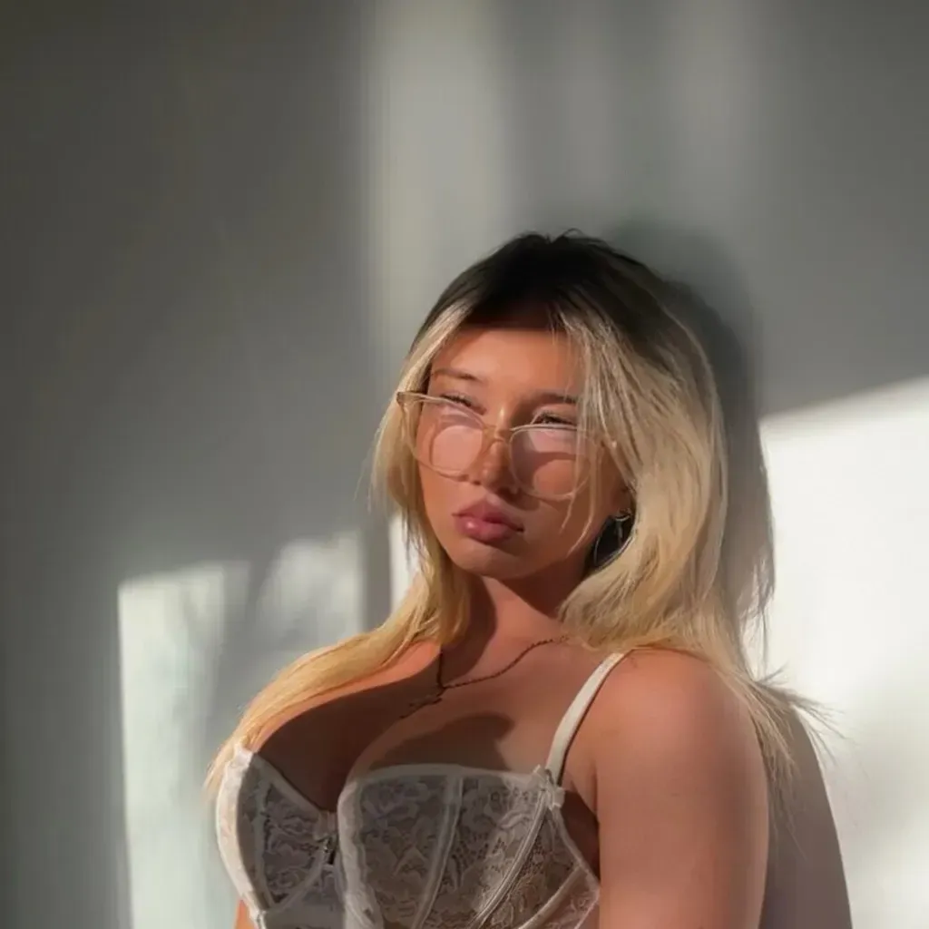 
                        dakota
                     is Female Escorts. | Moncton | New Brunswick | Canada | canadapleasure.com 