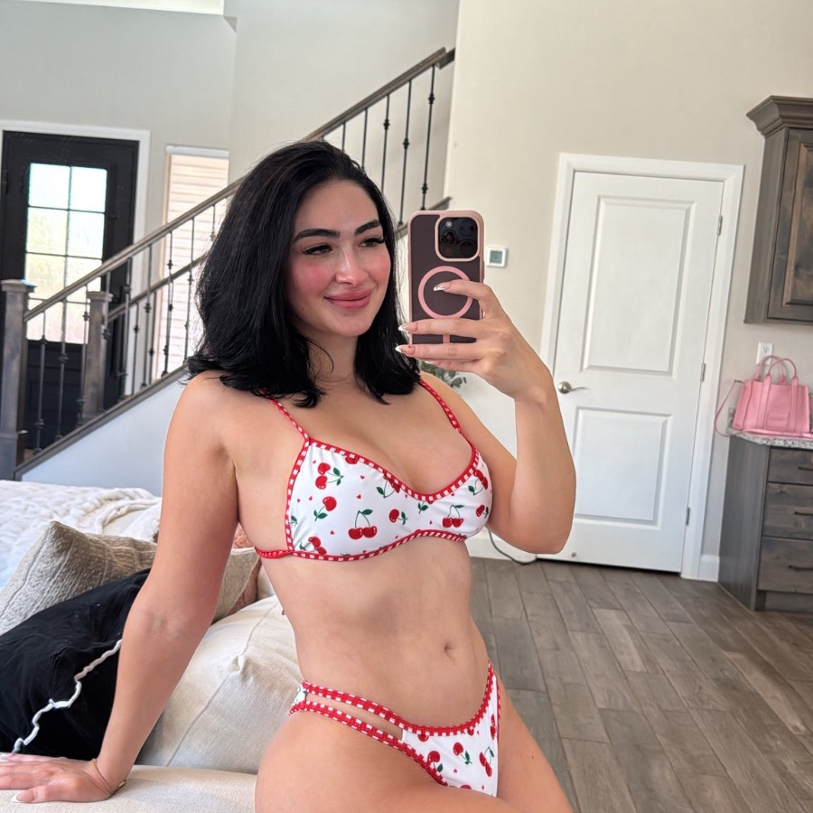 Emily is Female Escorts. | Toronto | Ontario | Canada | canadapleasure.com 