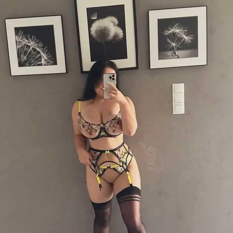 
                        Luna
                     is Female Escorts. | Montreal | Quebec | Canada | canadapleasure.com 